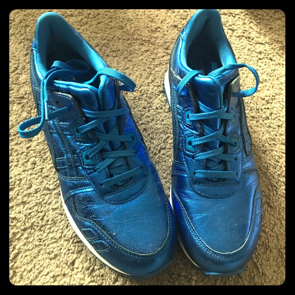 Beautiful Asics electric blue leather sneakers